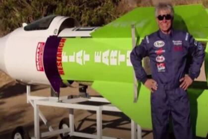 El "loco" Mike construyó su cohete en el patio trasero de su casa junto a sus asistentes