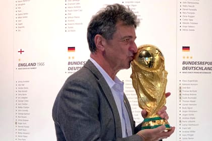 El "Matador" Kempes con la Copa Mundial en el Museo de la FIFA.
