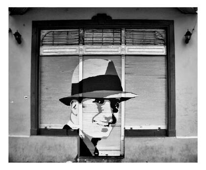 El "Morocho del Abasto" está presente en cada calle, con su estampa y su voz