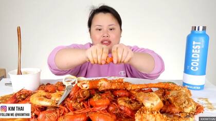 La "youtuber" estadounidense Kim Thai dedica su canal a crear videos de "mukbang" en los que se graba comiendo diferentes platos de todo el mundo