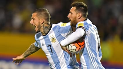 El "Pipa" Benedetto festejando el empate de la selección con Messi