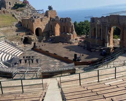 El anfiteatro griego en el centro histórico de Taormina, vacío