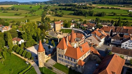 El anfiteatro romano de Aventicum, detrás del Castillo de Avenches y el Chateau dÍAvenches, Cantón de Vaud, Suiza.
Foto: Getty Images