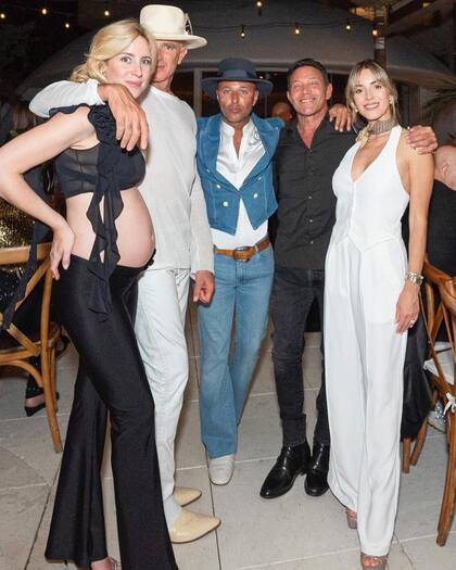 El anfitrión, acompañado por los Faena y el broker Jordan Belfort y su mujer, Cristina Invernizzi.