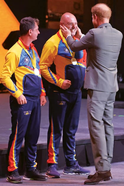 El anfitrión entrega las medallas de plata a los medallistas del Land Rover Driving Challenge.