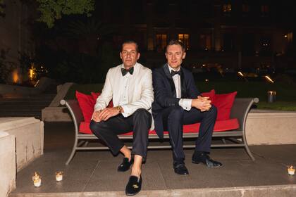 El anfitrión, James Boyd Niven, junto al agente inmobiliario Ross Parker quien viajó especialmente para la ocasión