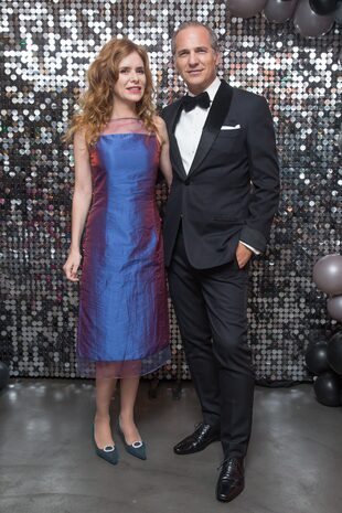 El anfitrión junto a la artista plástica Karina El Azem, que lució un vestido de Adolfo Domínguez y zapatos Manolo Blahnik.