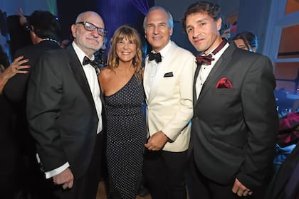 El anfitrión junto con Laurencio Adot, con un Paul Smith, la decoradora María Zunino y Damián Romero (by Calvin Klein).