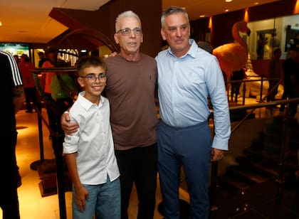 El anfitrión Marcelo González, junto a su hijo León -un productor en potencia- y el actor Gerardo Romano en el foyer del Tronador, que cuenta con piezas escenográficas del Teatro Colón porteño