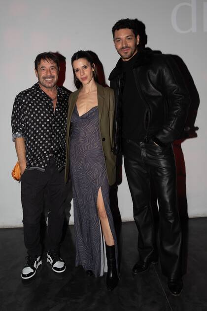 El anfitrión posa con Violeta Urtizberea (que llevó vestido estampado y botas de Sofía Sarkany, y saco de Ay Not Dead) y Juan Ingaramo.