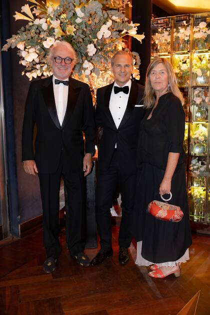 El anfitrión recibió a cada uno de los 170 invitados y se sacó una foto para el recuerdo. En la imagen, junto a Fernando Mihanovich (director ejecutivo de Avatar, y desarrollador inmobiliario del country club de playa, Bahía de los Moros, en Lobería) y su mujer, la decoradora María Victoria de las Carreras.