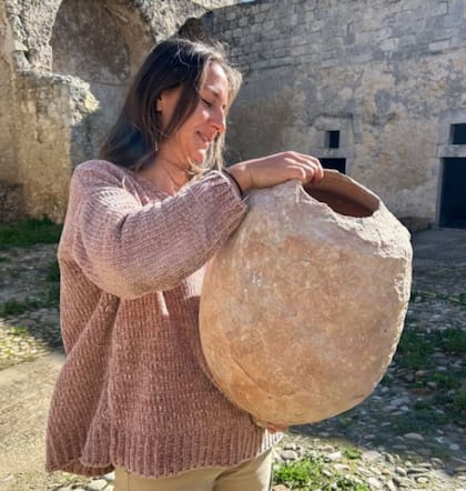 El ánfora donde se conservó el pescado fue retirada de debajo de una casa de características helenas