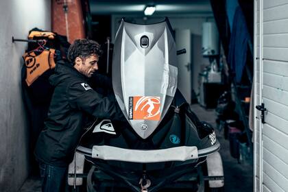 Sergio Cosme revisa su jetski de rescate en el muelle de Nazaré, Portugal