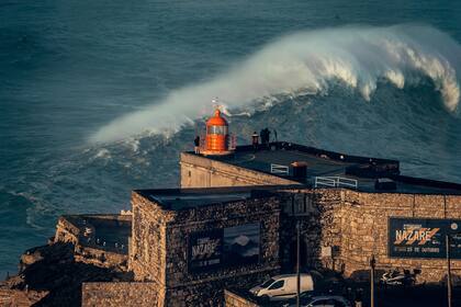 Las olas gigantes a las que se enfrentan los surfistas en Nazaré, Portugal