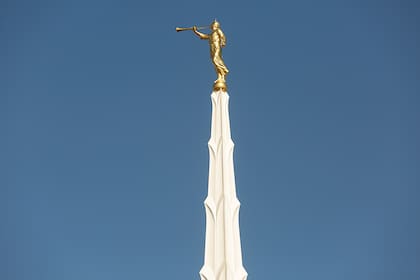 El ángel Moroni del Templo de Buenos Aires que puede verse desde la autopista Ricchieri no es de oro, como dice el mito popular
