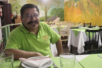 El Angelito (58), como lo llaman en el ambiente gastronómico. Llegó buscando trabajo en los noventas, hoy es due?o de dos restaurantes
