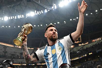 El anhelo se cumplió: Lionel Andrés Messi es campeón mundial, entre compañeros que no jugaron para ni con él sino por él, el número 1.