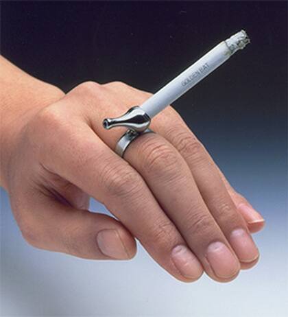 El anillo con boquilla para fumar que diseñó Tadao Kashio