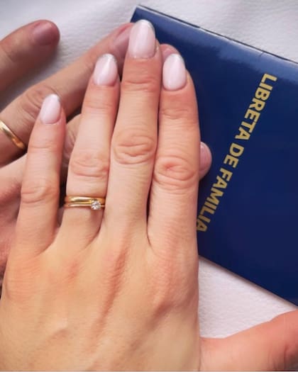 El anillo de compromiso, con un brillante, ahora junto a la alianza. "Este paso por el civil fue ponerle un moñito a nuestra hermosa relación de diez años", dice Yésica