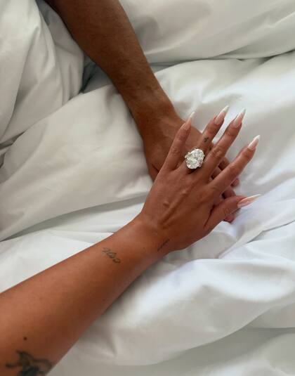 El anillo de compromiso que Ronaldo le entregó a Georgina Rodríguez el 11 de agosto (Instagram/@georginagio)