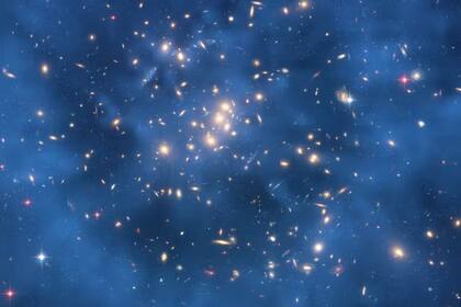 El anillo de materia oscura modelado computacionalmente de esta imagen abarca unos cinco millones de años luz y se ha superpuesto digitalmente a la imagen en azul difuso. Se formó con el choque de dos galaxias