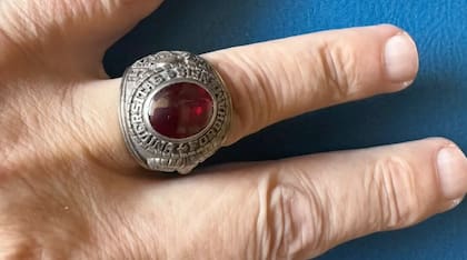 El anillo, de oro con piedra granate, tenía grabado el escudo de la institución y la mascota del carnero en cada extremo