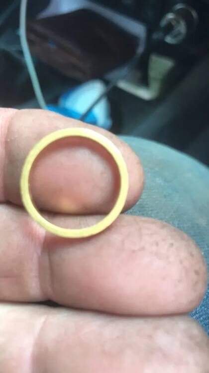 El anillo de oro que encontró Richard Girling en un campo inglés, data de la Edad Media