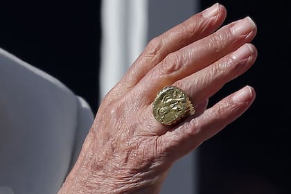 El anillo de pescador, símbolo del sello pontifical