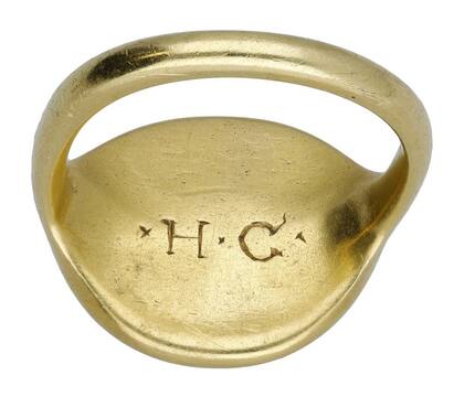 El anillo lleva el escudo de armas e iniciales de Humphrey Cockeram