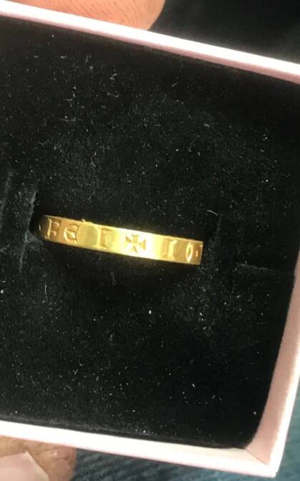 El anillo se entregaba a la novia como símbolo de compromiso o después del matrimonio. Generalmente tenían inscripciones de amor