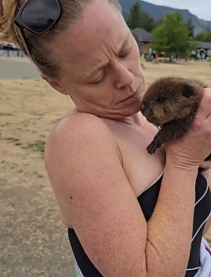 El animal había estado sin su madre durante un tiempo, y sin la rápida ayuda de la familia, no hubiera sobrevivido.