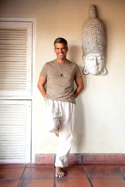 “El año pasado, con la partida de este plano de mi abuela y de mi madre, reflexioné mucho sobre la muerte. Entendí que es lo único seguro que tenemos. Esa ‘impermanencia’, esa sensación de finitud, me hizo ver a la muerte como una aliada en la forma de vivir y de entender la vida”, asegura Patricio, que en la foto lleva un collar con cuarzo chamán, la piedra que por su energía, según estudió, tiene que acompañarlo.