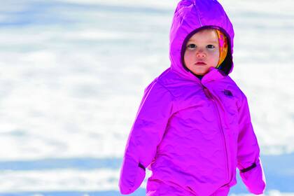 El año pasado, cuando visitaron Ushuaia en familia, Indra tenía ocho meses. Recién este invierno pudo disfrutar de la nieve y divertirse con sus hermanos varones.