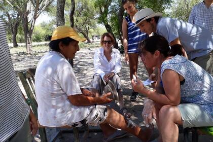 El año pasado, debieron curar con el botiquín que llevan en el auto a María, quien se había lastimado la pierna con un alambre y no podía caminar.