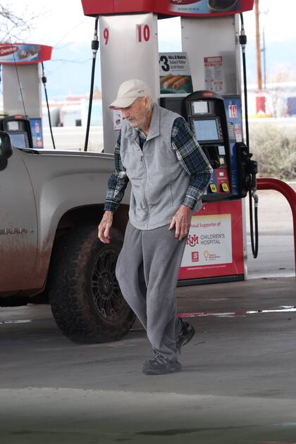 El año pasado, Gene Hackman fue visto en Santa Fe, Nuevo México, en una estación de servicio
