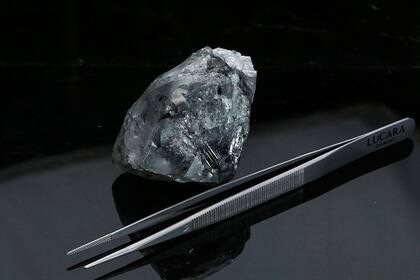 El año pasado hallaron otra piedra preciosa, también de proporciones exuberantes: el diamante Sewelô, de 1.758 quilates, pero, como no revestía la misma calidad que sus pares, no resultó tan valioso