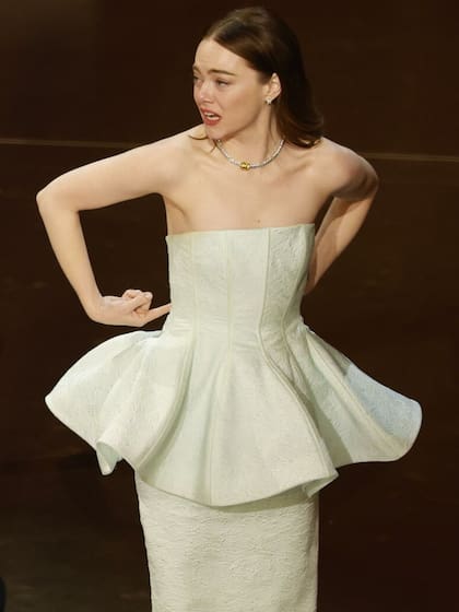 El año pasado, la actriz tuvo un percance con el vestido al subir al escenario para recibir su Oscar por su interpretación en Pobres criaturas