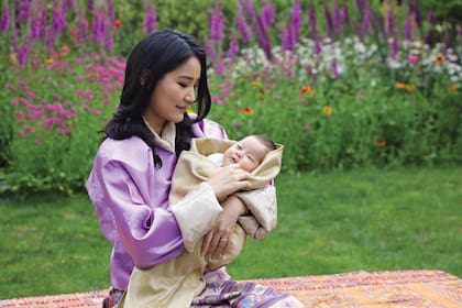 El año pasado, la reina celebró sus 30 con unas fotos en las que la familia real presentó a su segundo hijo, el príncipe Gyalsey Ugyen Wangchuck