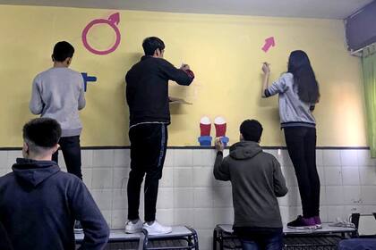 El año pasado, los alumnos de 4° año de la EES N° 63, de Villa Luzuriaga, trabajaron en un taller anual junto a su profesora de Biología, expusieron un trabajo en un encuentro interescolar y pintaron un mural.