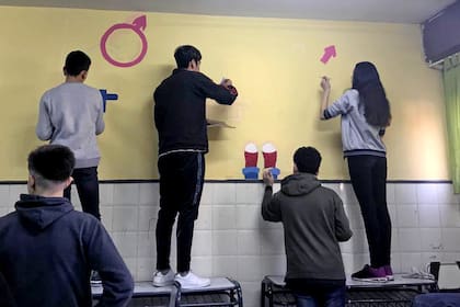 El año pasado, los alumnos de 4° año de la EES N° 63, de Villa Luzuriaga, trabajaron en un taller anual junto a su profesora de Biología, expusieron un trabajo en un encuentro interescolar y pintaron un mural.