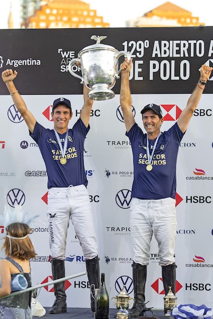 El año pasado, padre e hijo jugaron juntos por primera vez la Triple Corona y en diciembre ganaron el Abierto de Palermo con Pelón Stirling y Juanma Nero defendiendo los colores de La Dolfina. Este año, con idéntica formación, buscarán retener el título.