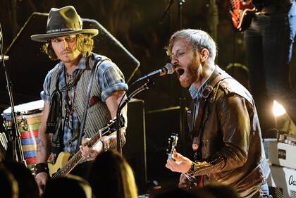 El año pasado tocando con Dan Auerbach del grupo Black Keys en la última entrega de los MTV