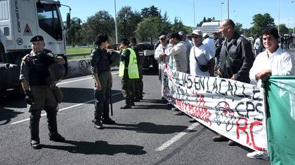 El año pasado, trabajadores de la empresa Cresta Roja cortaban la autopista Ricchieri