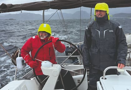 El año previo al viaje, fue invitado a llevar un barco desde Barcelona hasta Antigua. En ese recorrido confirmó que realmente le apasionaba la idea de emprender un viaje largo por mar, aunque también se dio cuenta de que debía completar varios conocimientos náuticos.