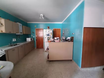 El antes: una cocina con doble circulación, poco aprovechamiento del espacio y completamente separada del comedor.