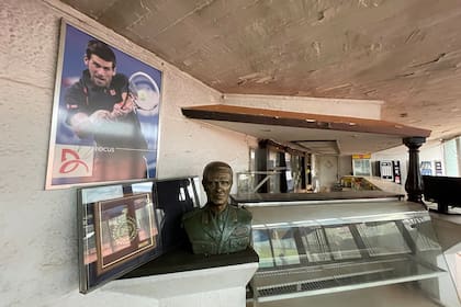 El antiguo bufet del club parece detenido en el tiempo: entre las fotos de Djokovic, el busto del Mariscal Tito, controvertido primer presidente de la Yugoslavia socialista tras la Segunda Guerra Mundial