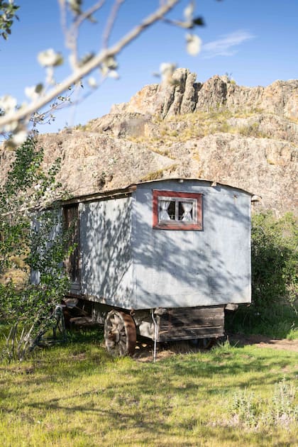 El antiguo carromato que fue adaptado como quinta habitación, ideal para parejas.