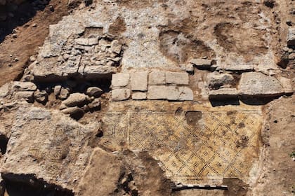 El antiguo edificio con la inscripción incorporada en uso secundario