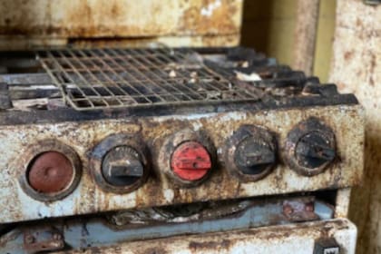El antiguo horno de cocina hallado en la vivienda abandonada