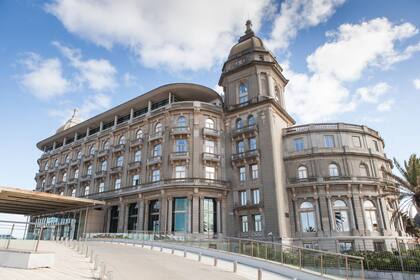 El antiguo Hotel Carrasco –hoy Sofitel Montevideo Casino Carrasco– fue inaugurado en 1921 y esa fecha le da nombre al restaurante.